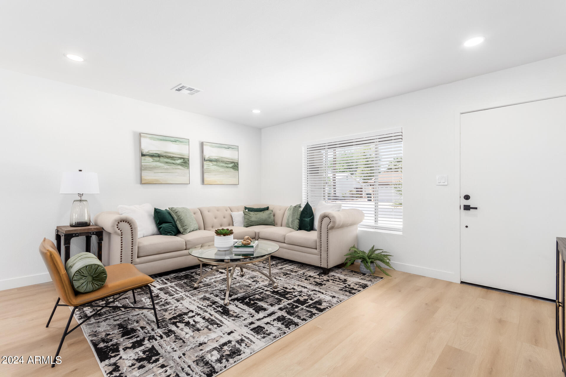 4033 E HARTFORD Avenue