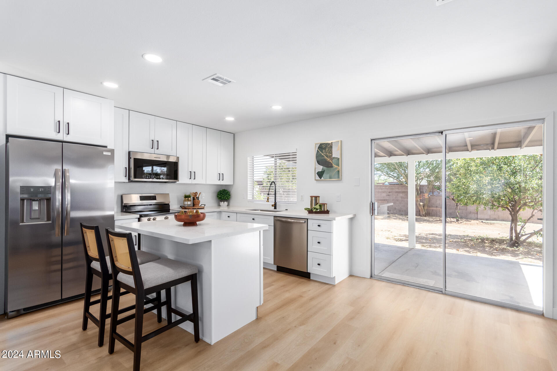 4033 E HARTFORD Avenue