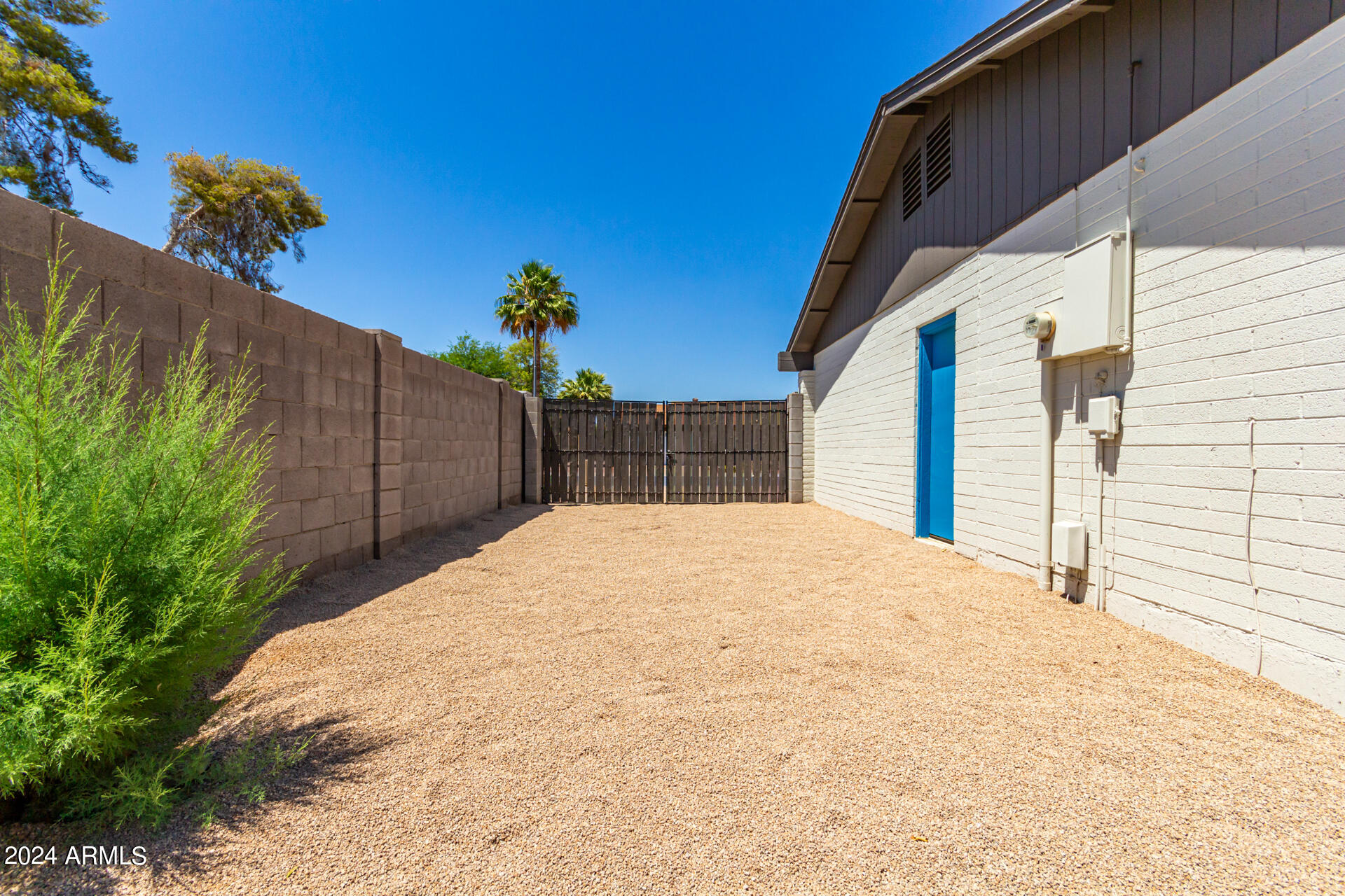 4033 E HARTFORD Avenue