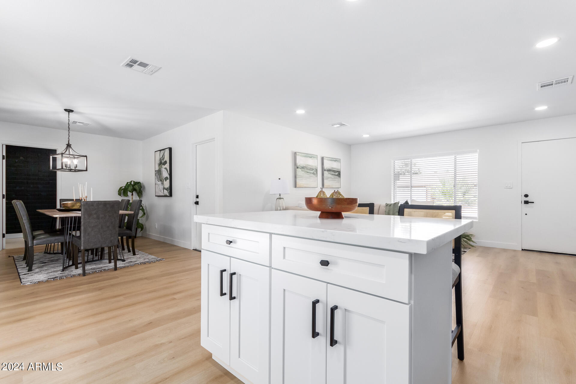 4033 E HARTFORD Avenue