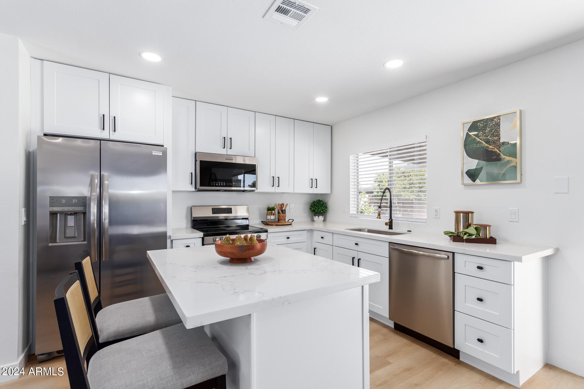 4033 E HARTFORD Avenue