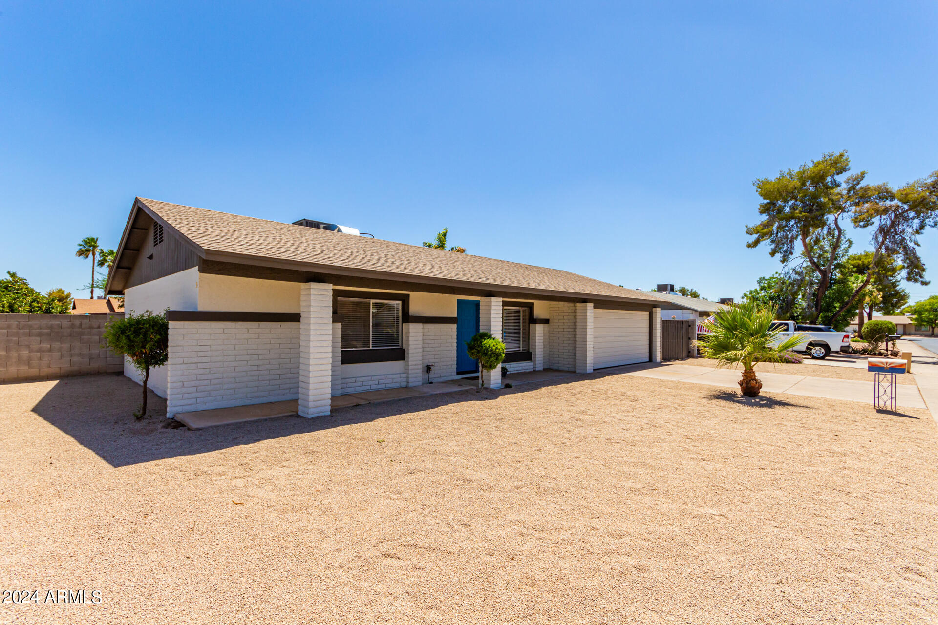 4033 E HARTFORD Avenue