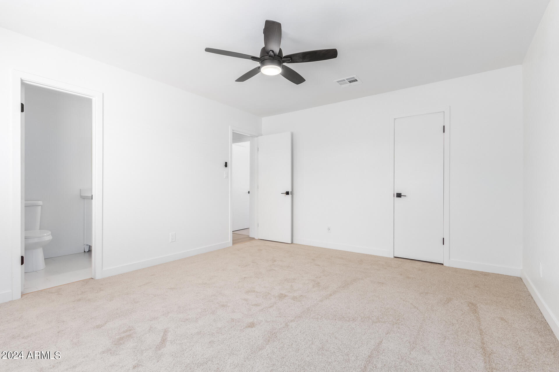 4033 E HARTFORD Avenue