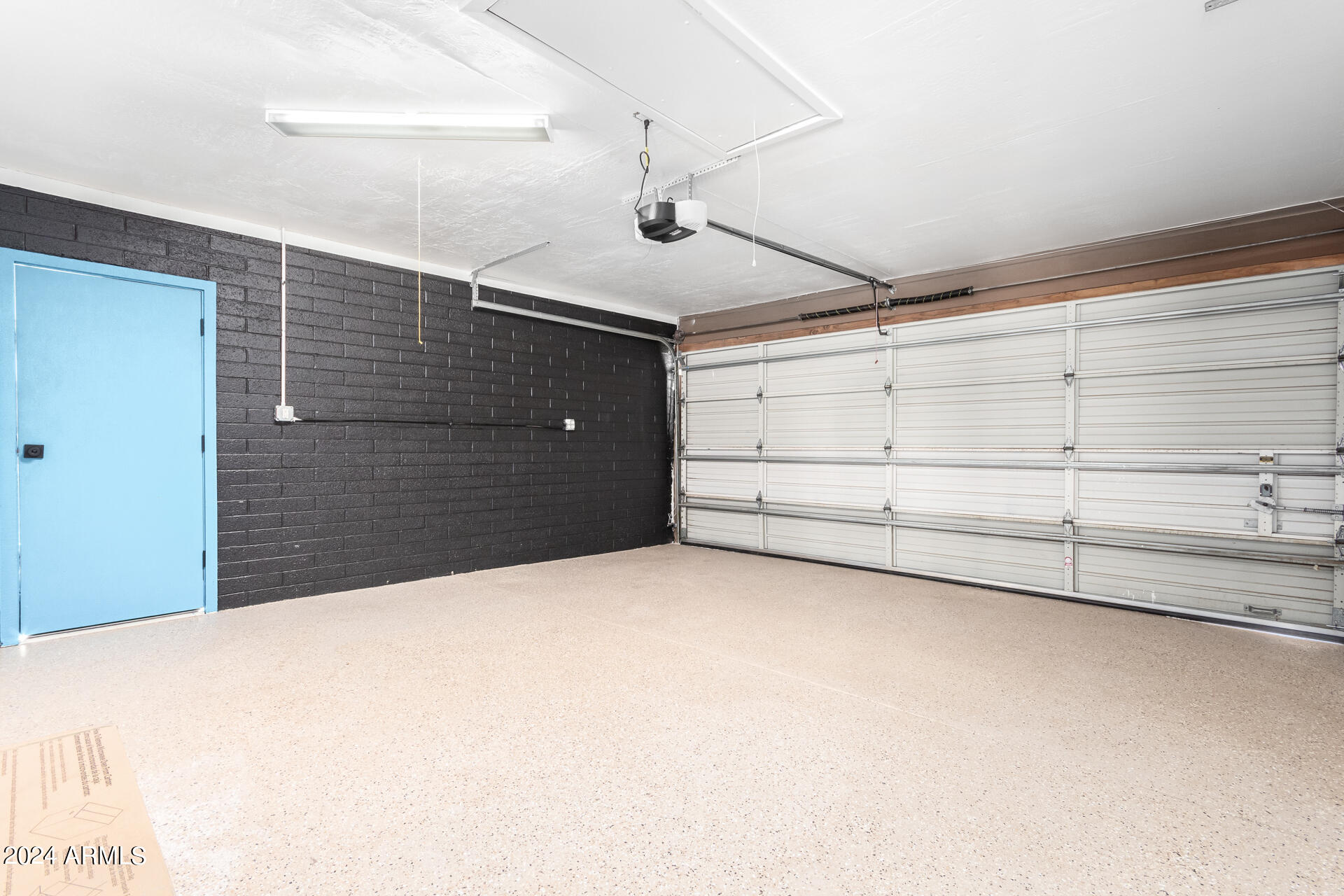 4033 E HARTFORD Avenue