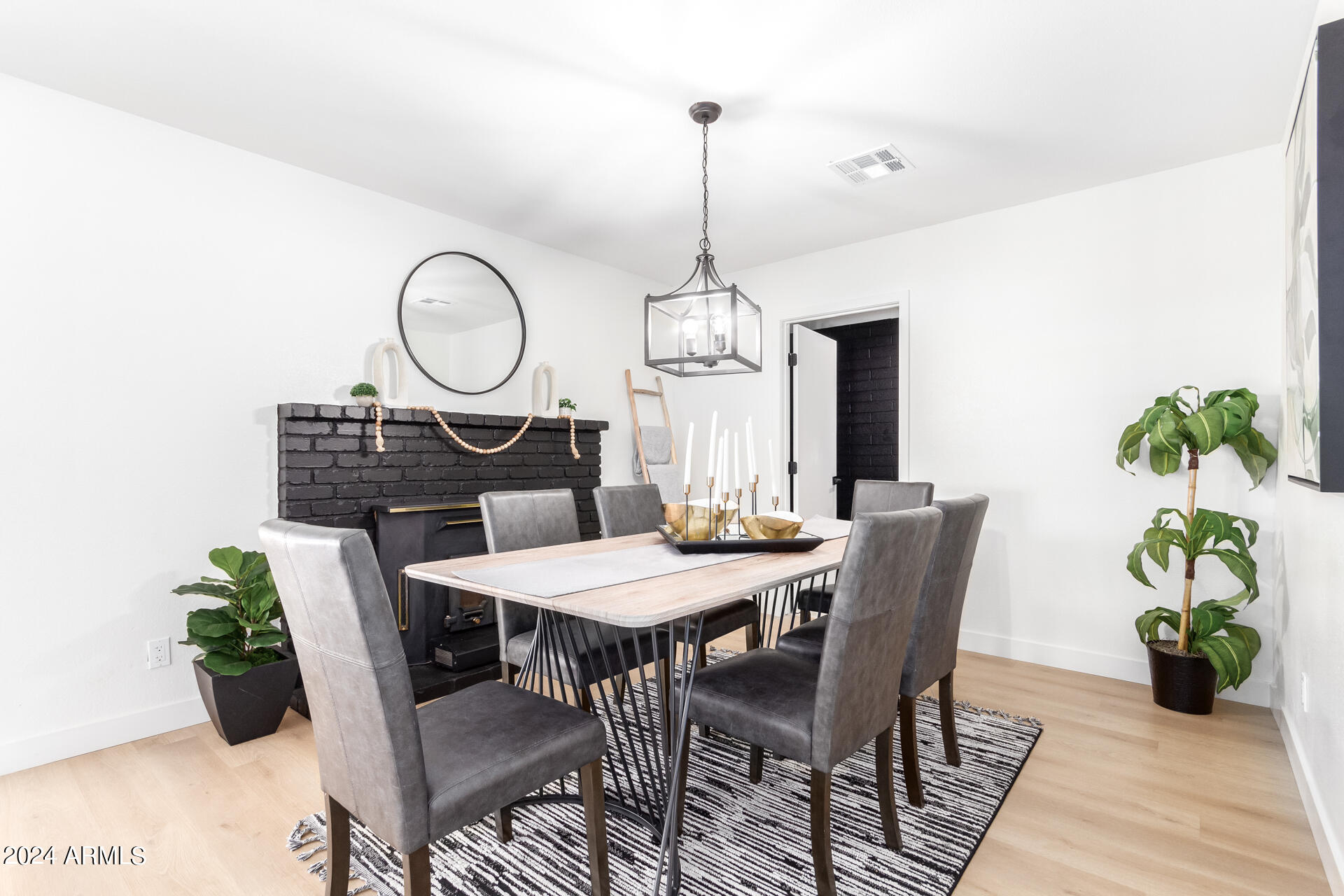 4033 E HARTFORD Avenue