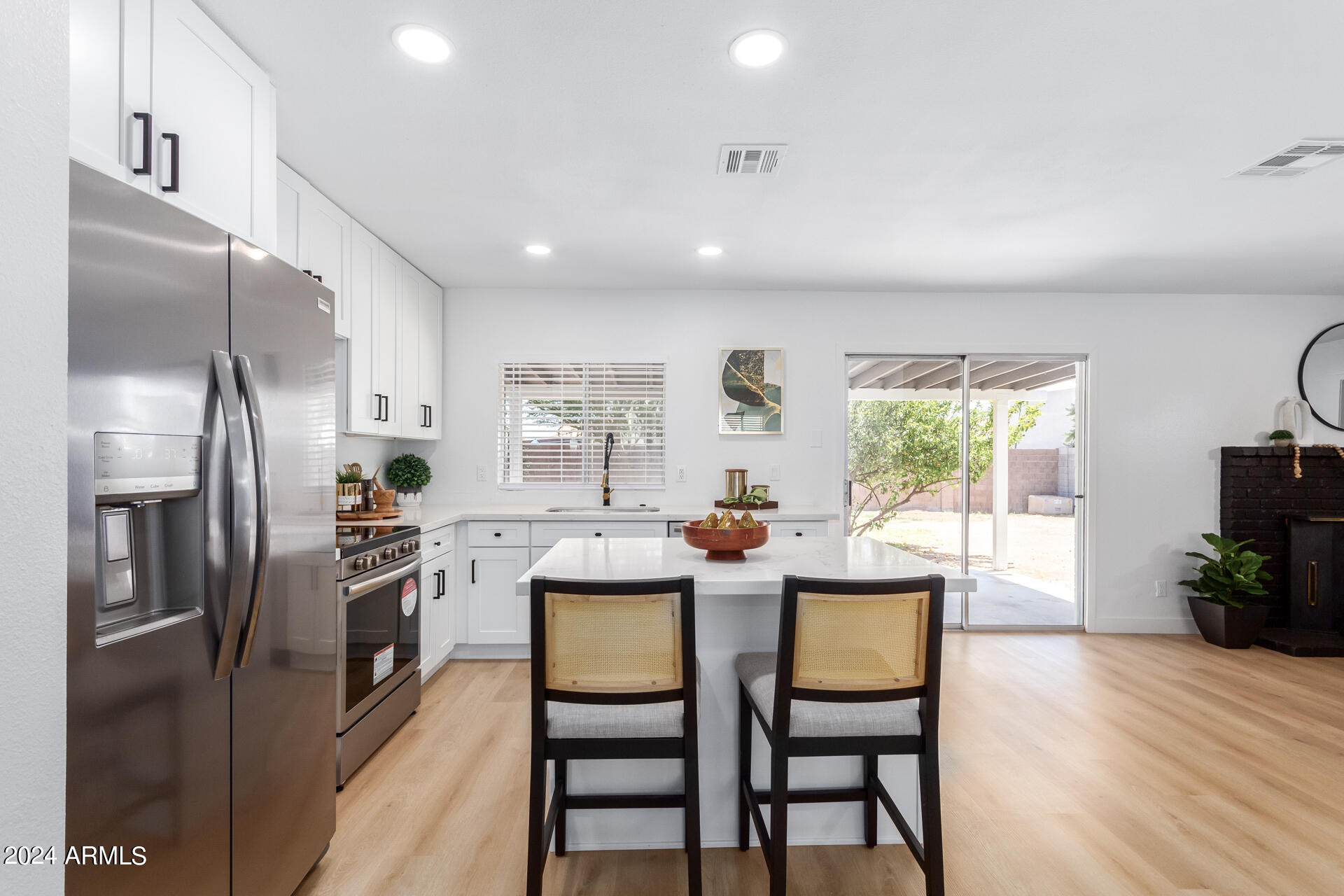 4033 E HARTFORD Avenue