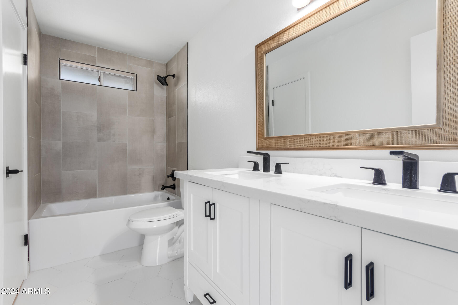 4033 E HARTFORD Avenue