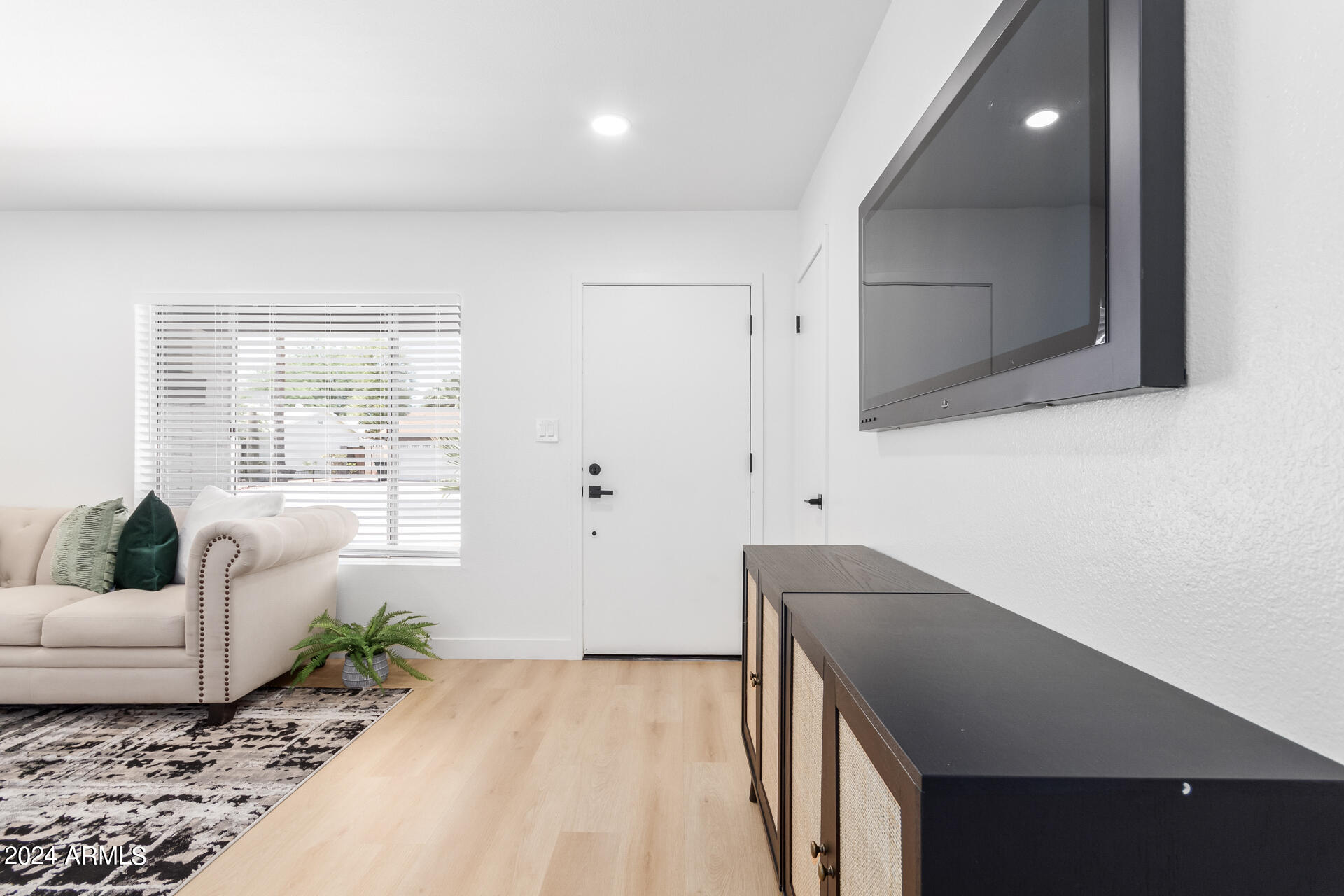 4033 E HARTFORD Avenue