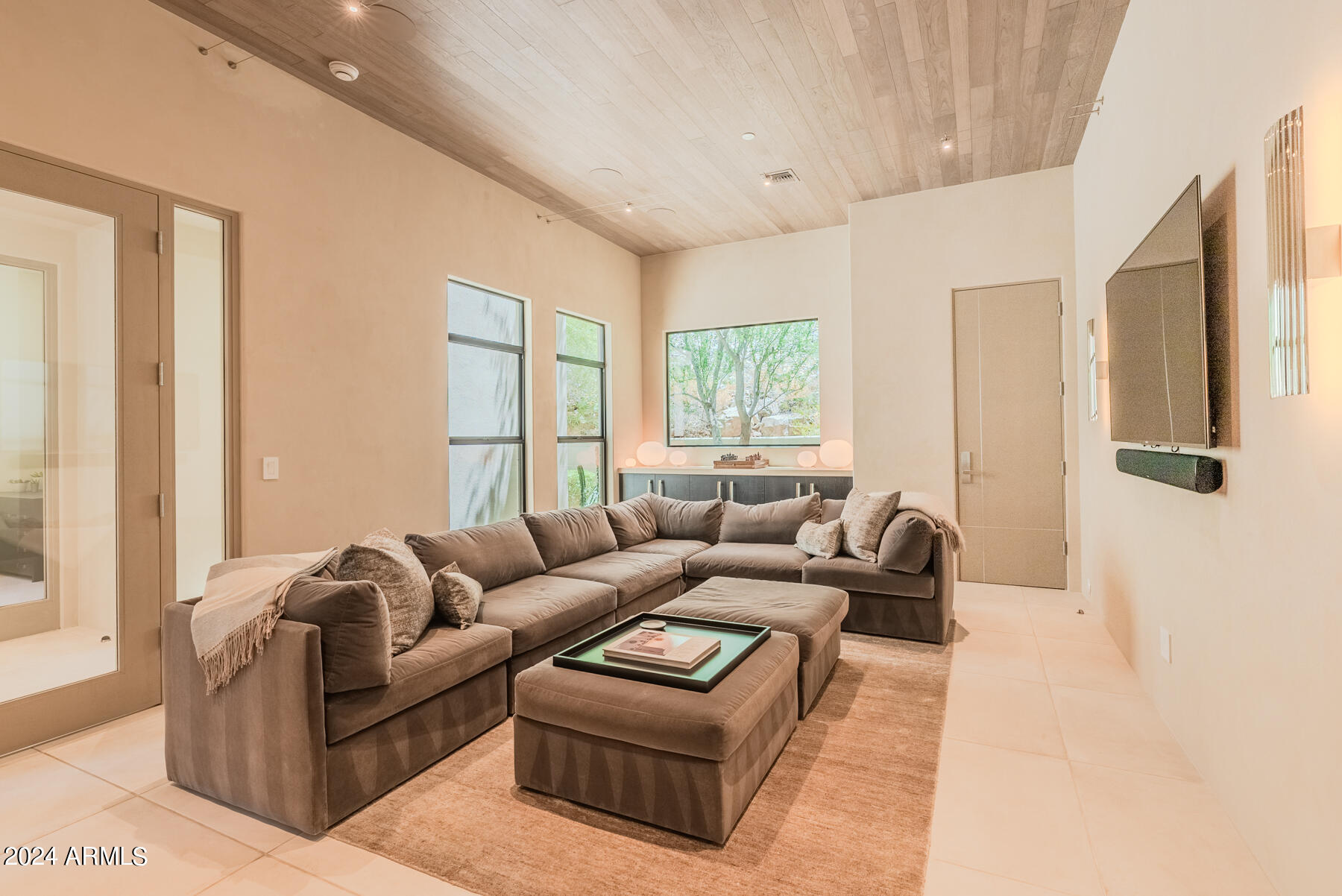 7537 N LAKESIDE Lane