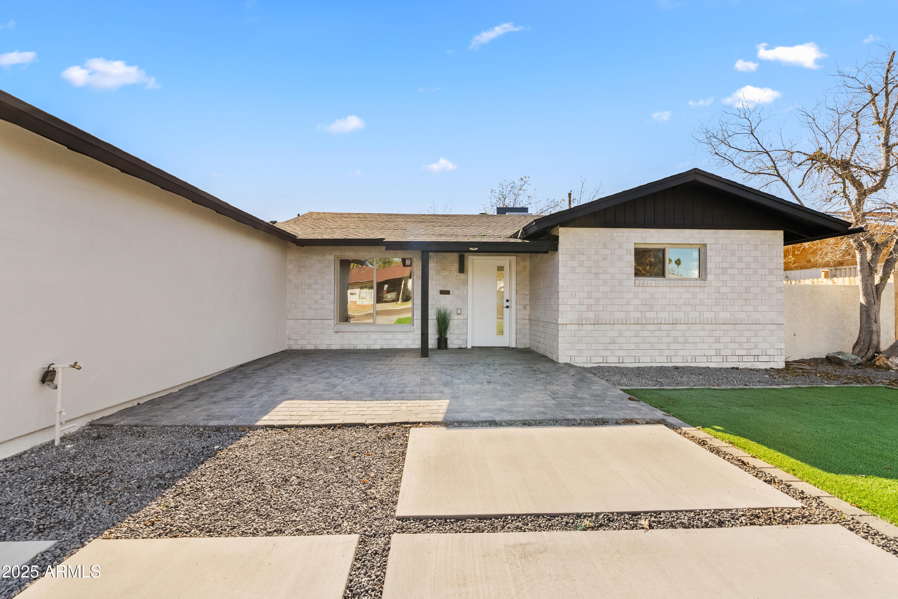 2923 E EARLL Drive