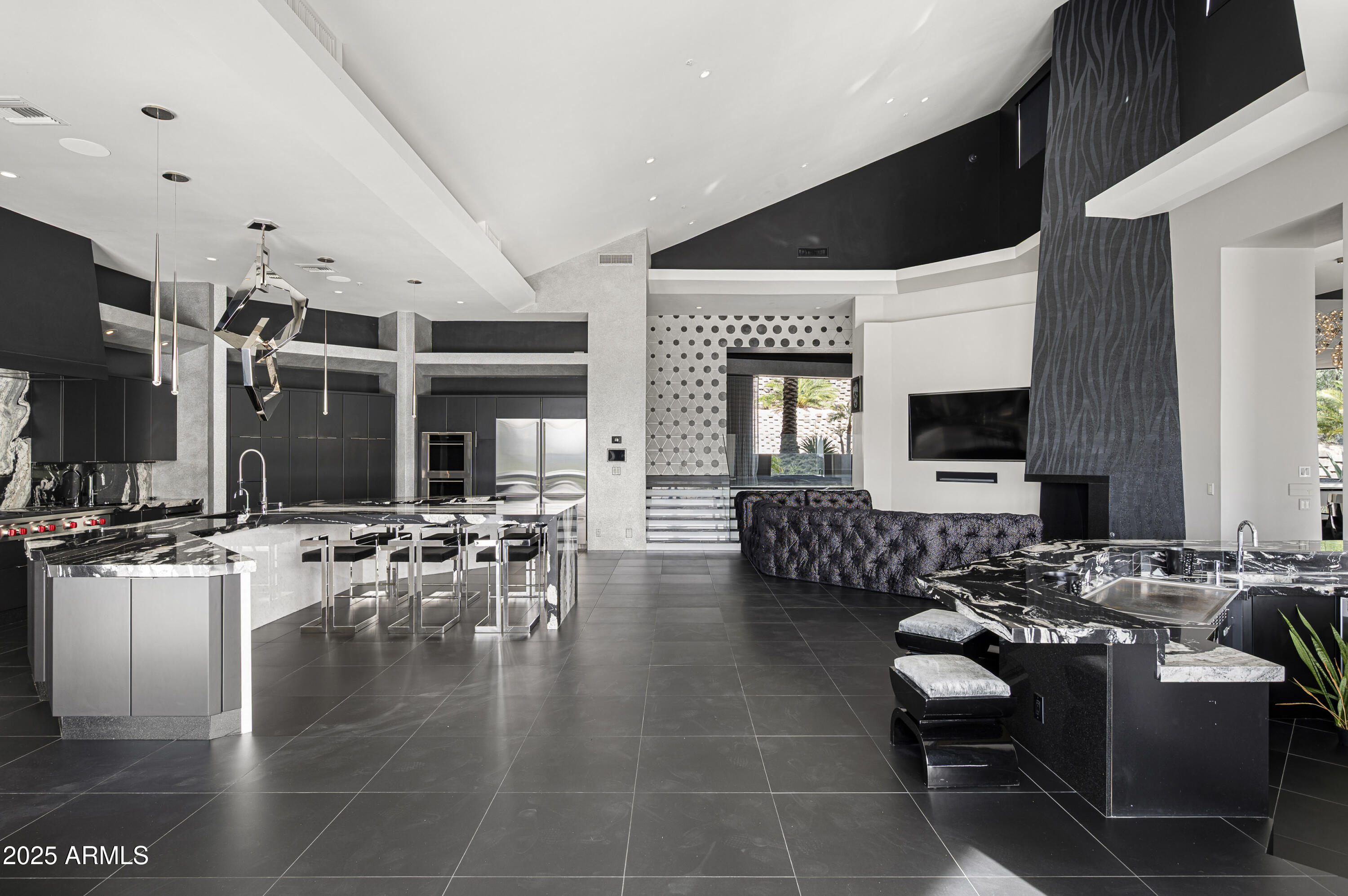 10324 E CALLE DE LAS BRISAS