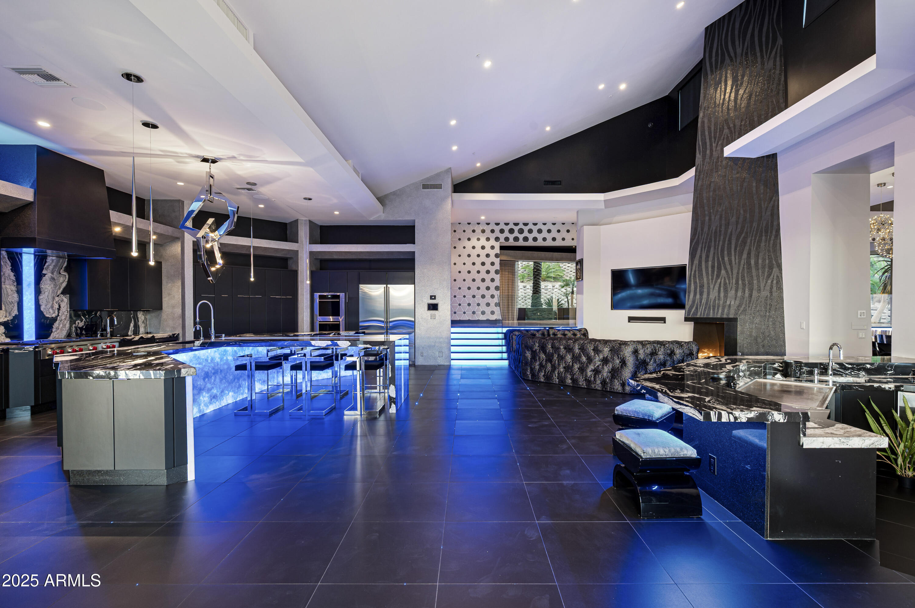 10324 E CALLE DE LAS BRISAS