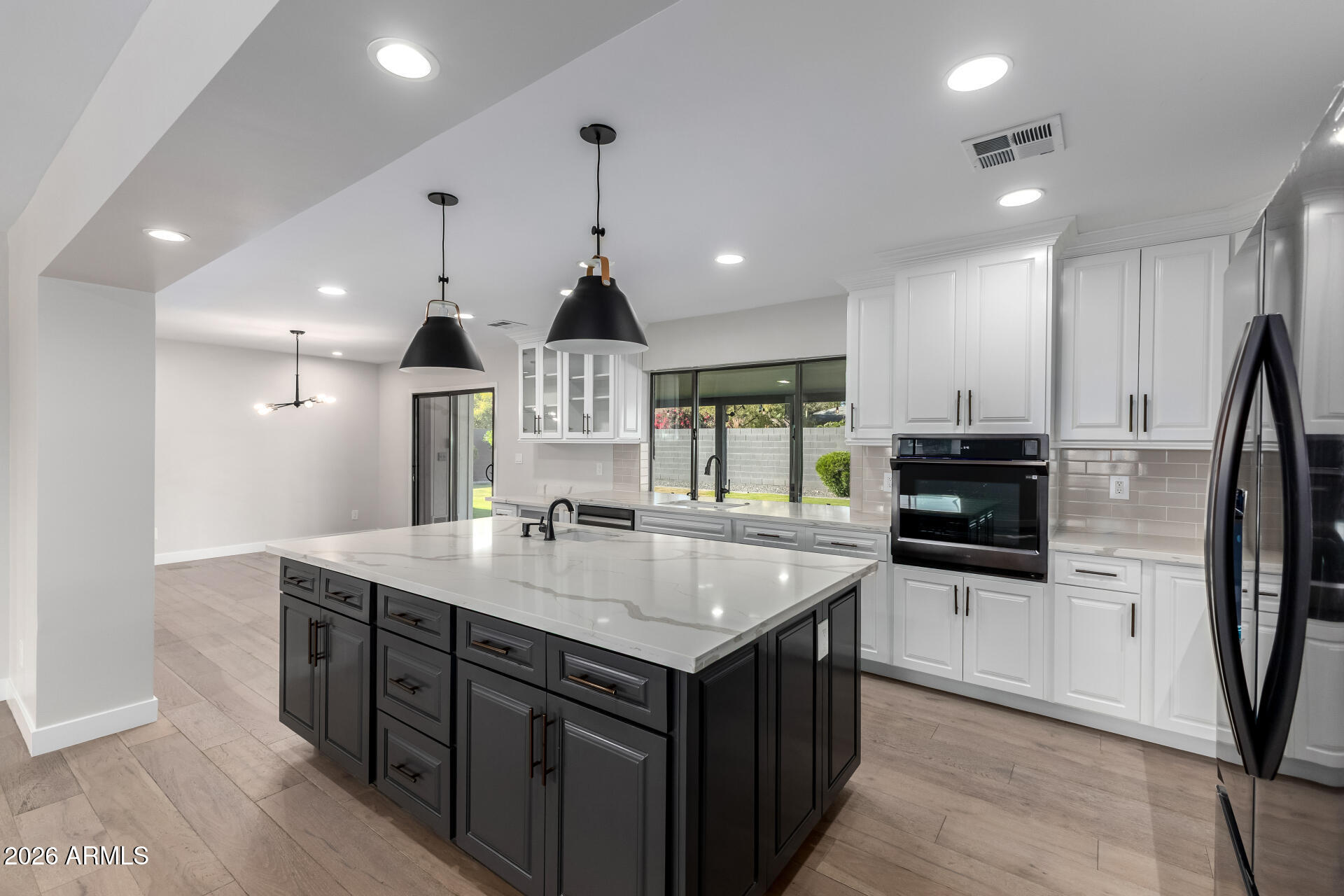 3318 E MONTECITO Avenue