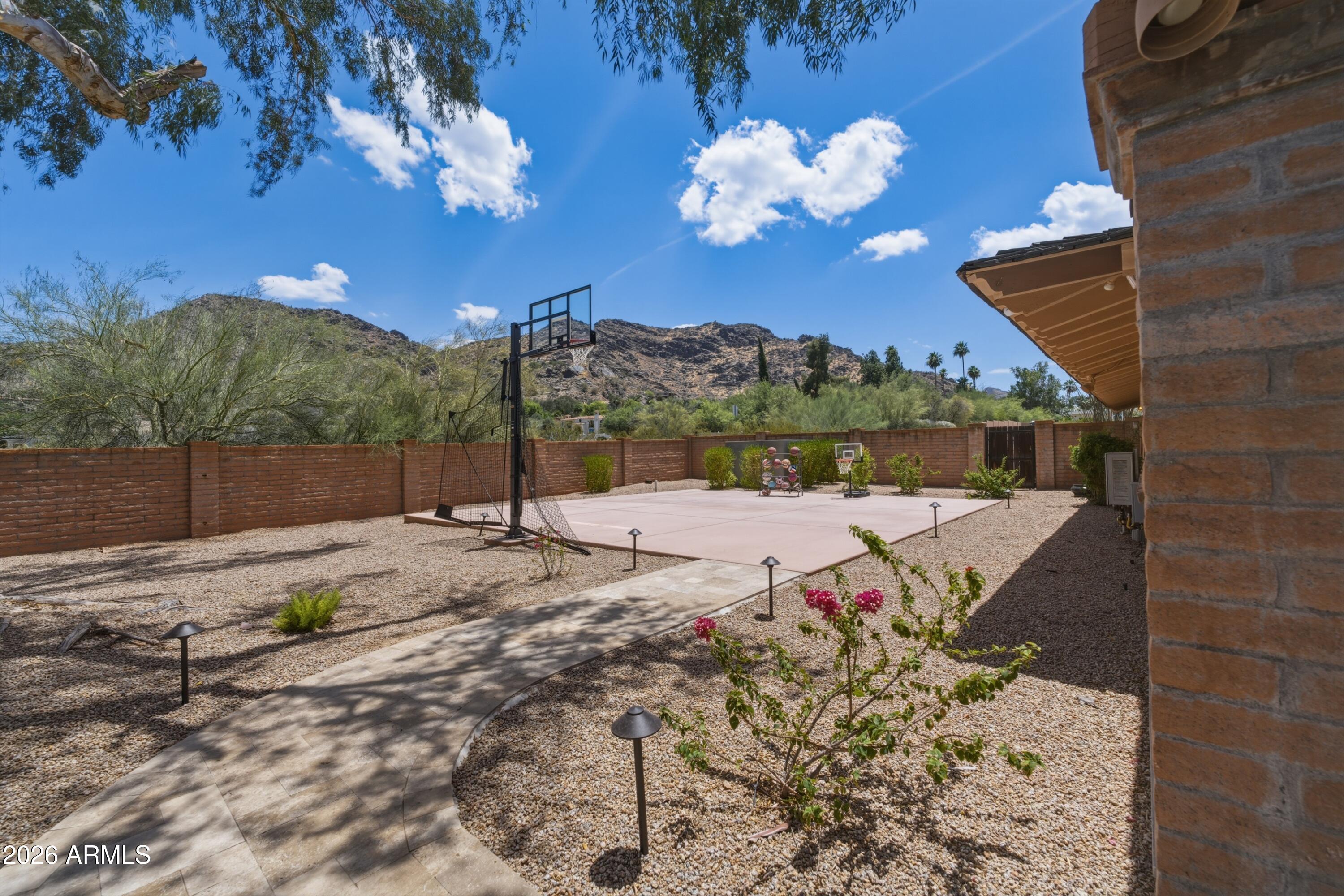 5136 E ROADRUNNER Road