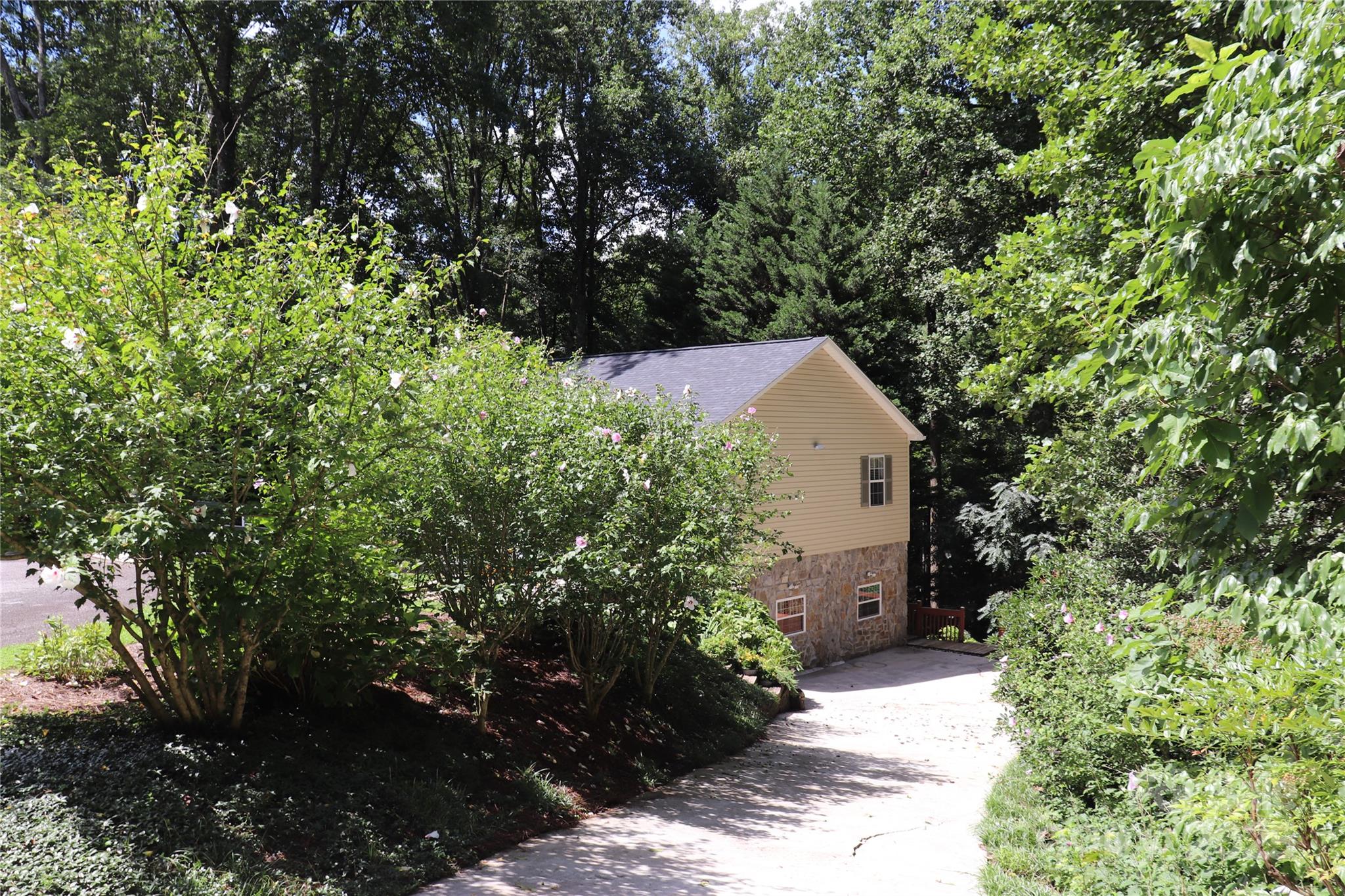 2832 Laurel Lane