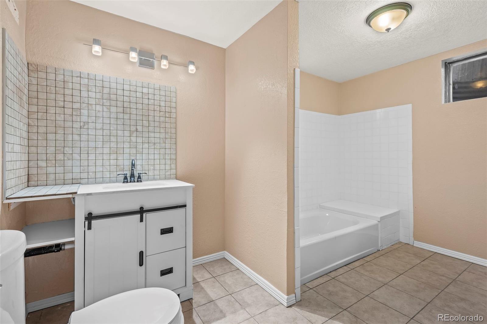 2253 S Oakland Way