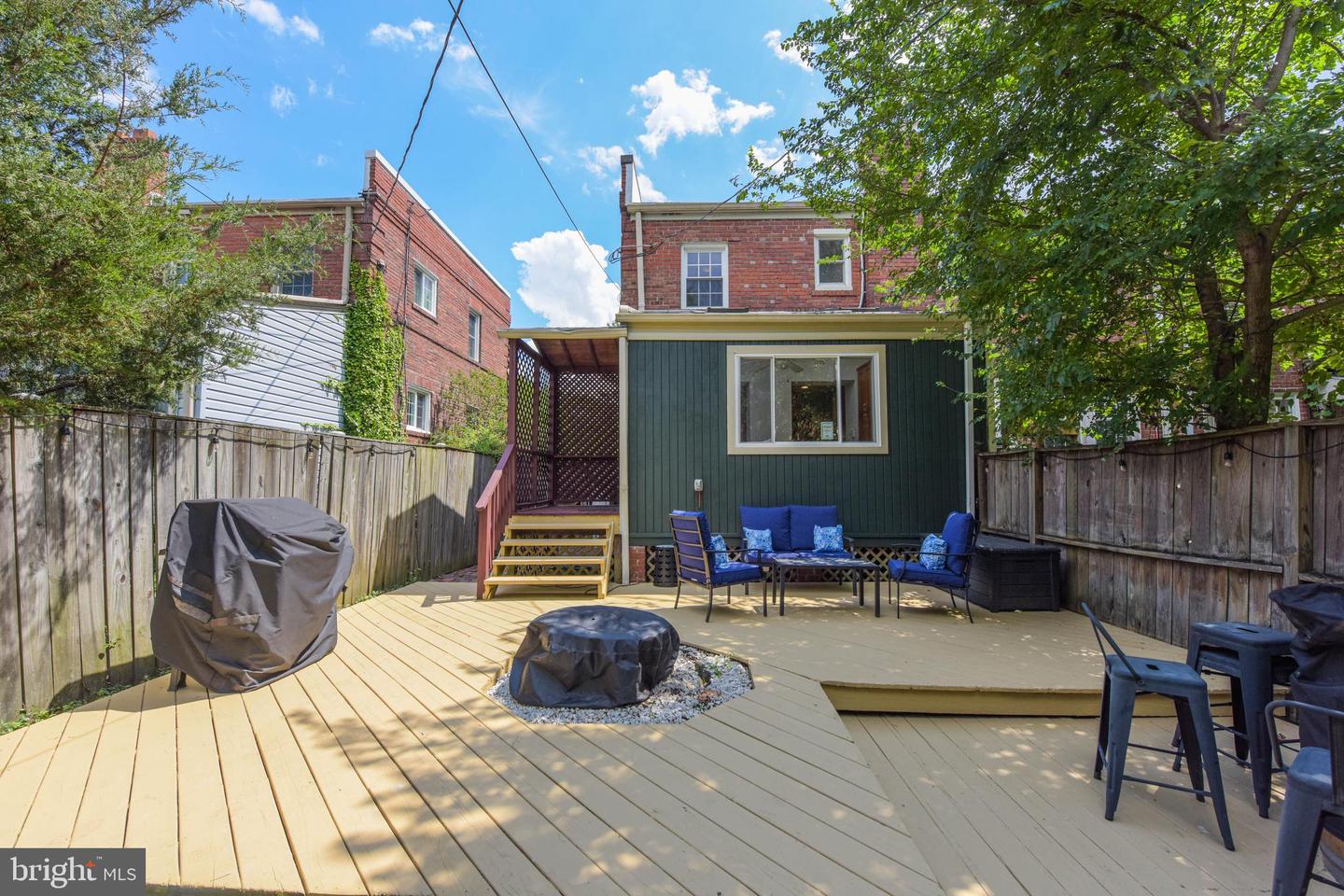 556 E Nelson Ave
