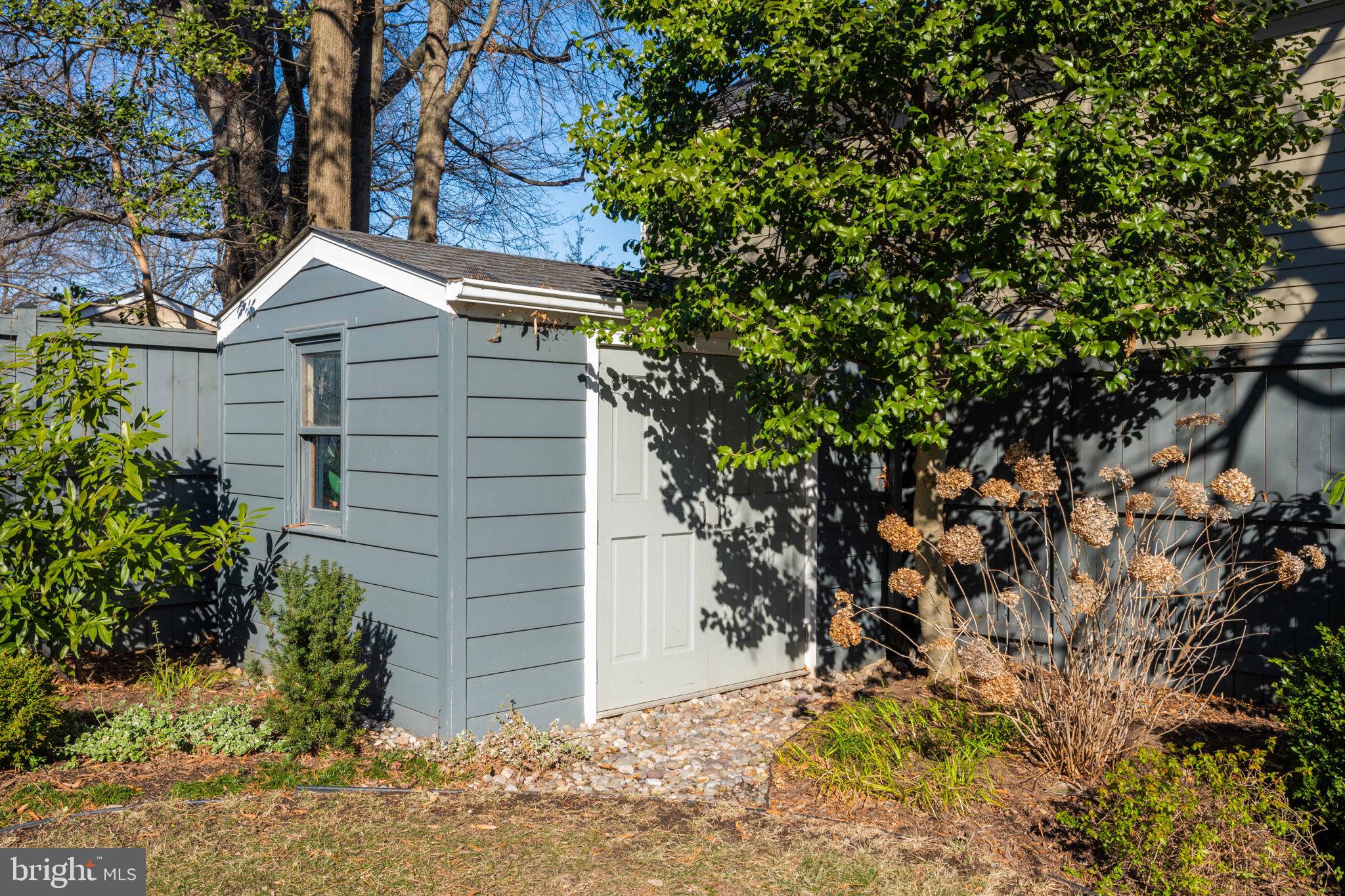 2707 Davis Ave