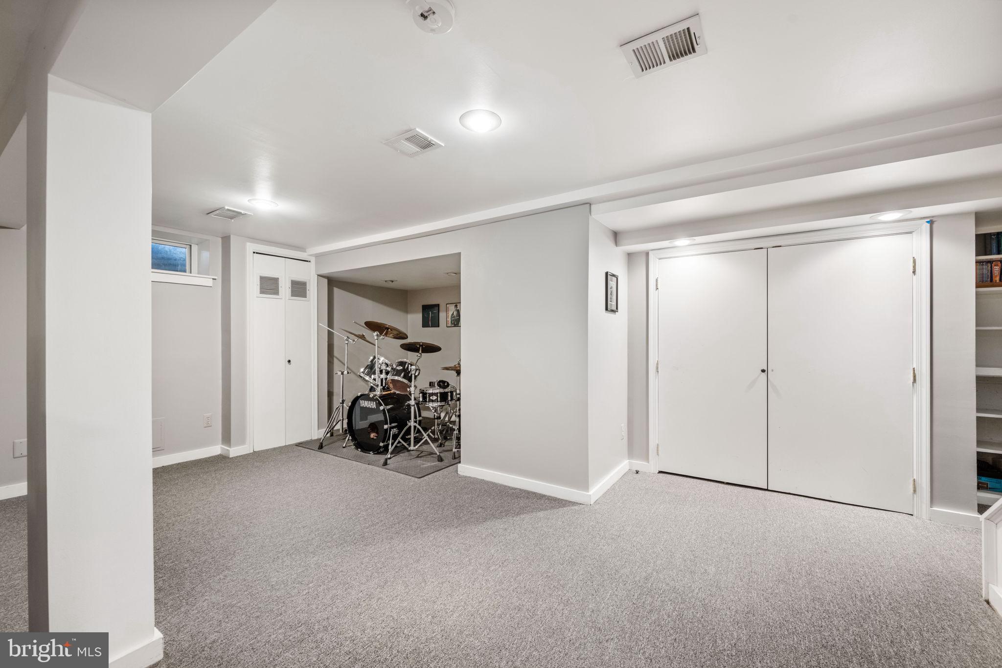 2707 Davis Ave