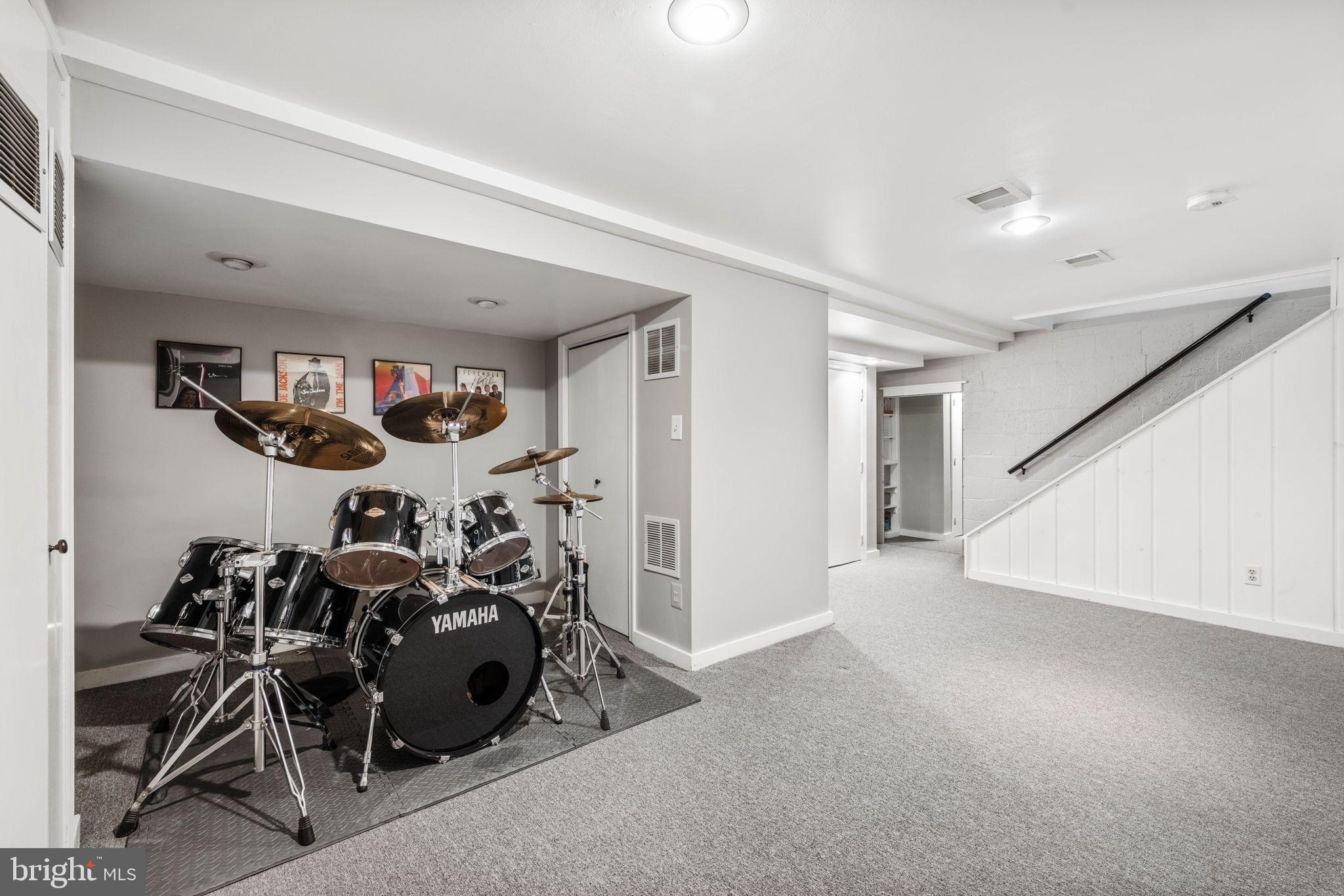 2707 Davis Ave