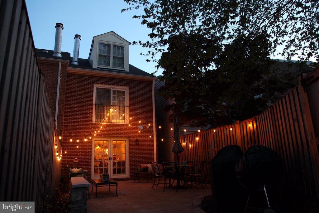 320 COMMERCE ST