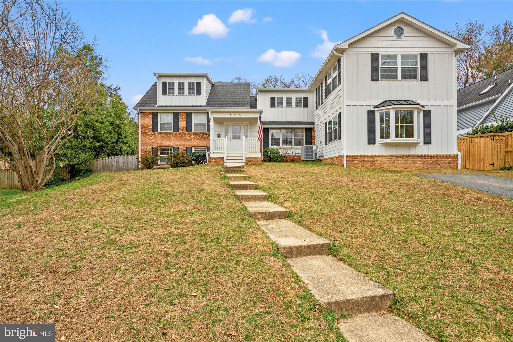 606 OAKLEY PL