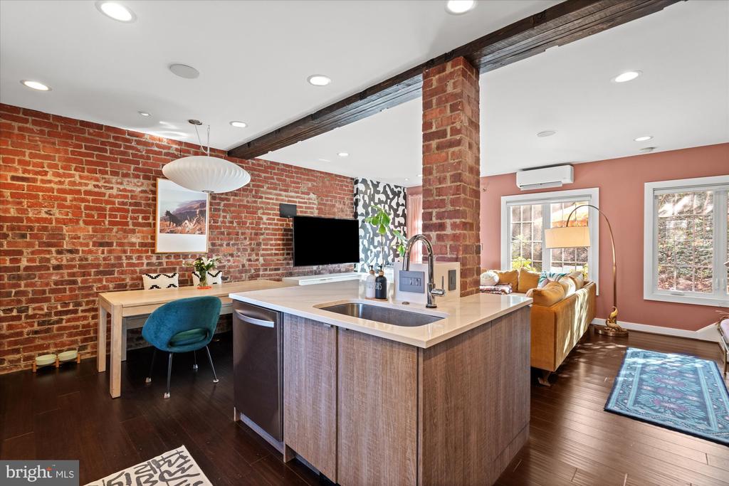 1028 VALLEY DRIVE
