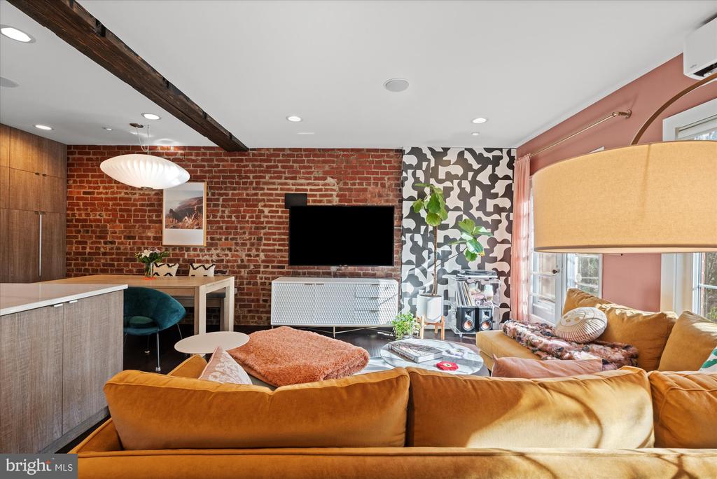 1028 VALLEY DRIVE