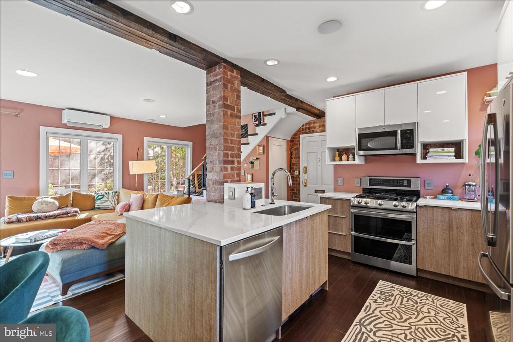1028 VALLEY DRIVE