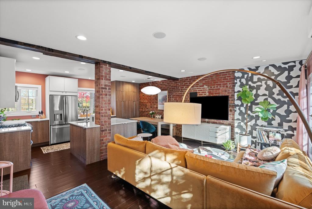 1028 VALLEY DRIVE