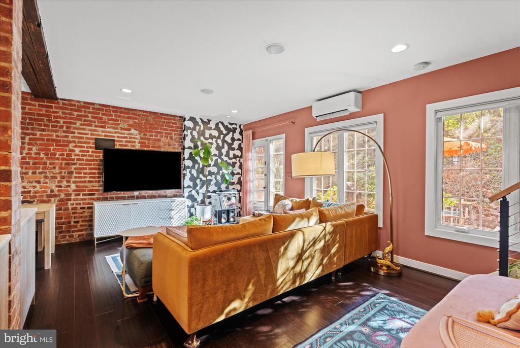 1028 VALLEY DRIVE