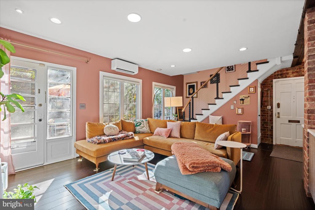 1028 VALLEY DRIVE