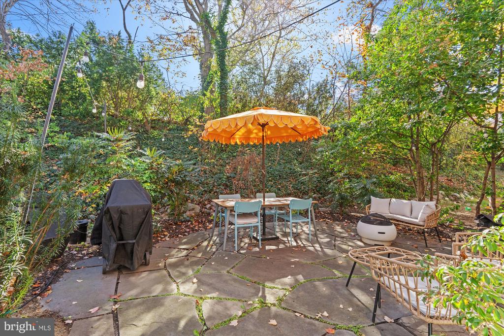 1028 VALLEY DRIVE