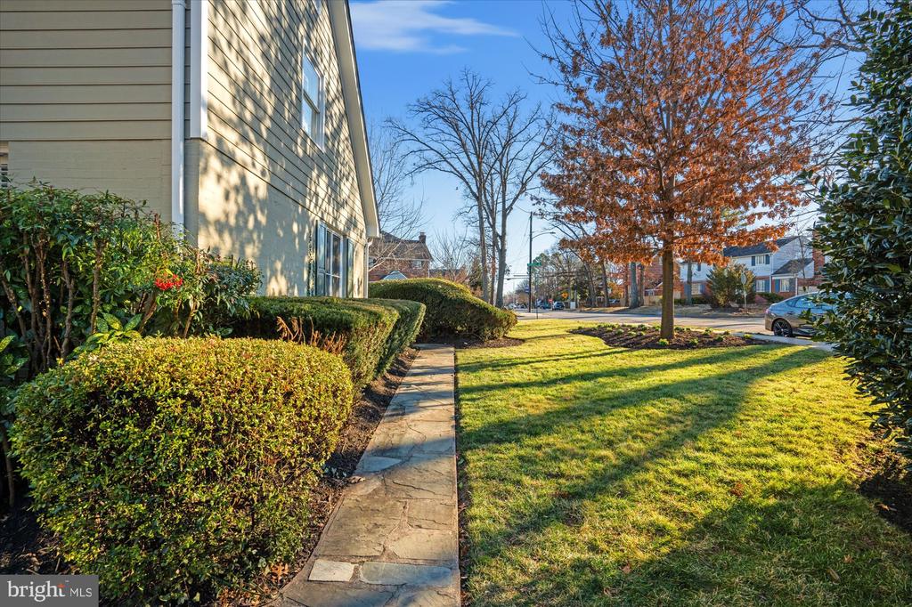 813 BEVERLEY DRIVE