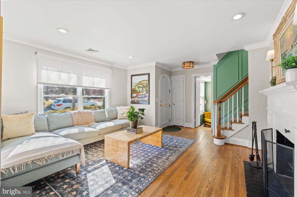813 BEVERLEY DRIVE