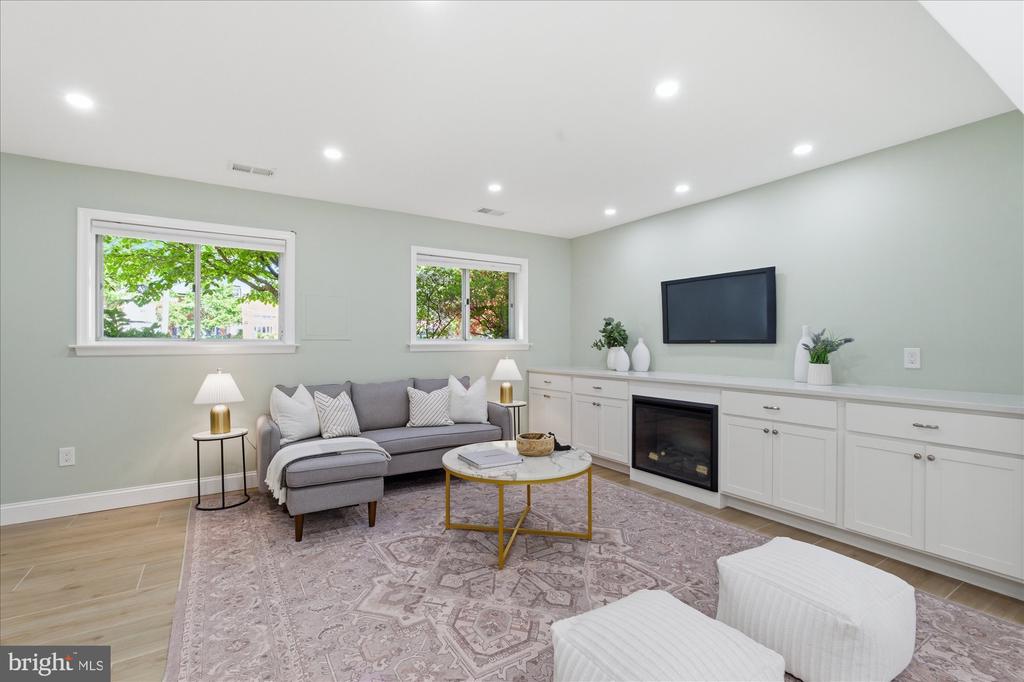 2905 MAPLEWOOD PLACE