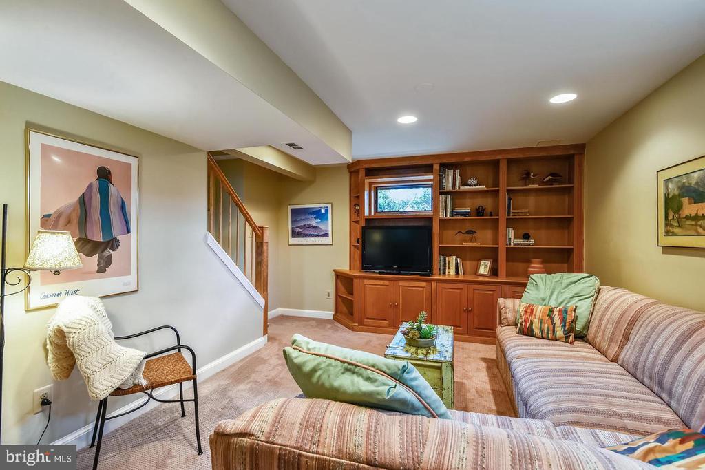 1727 OAKCREST DRIVE