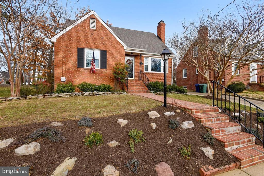 1727 OAKCREST DRIVE