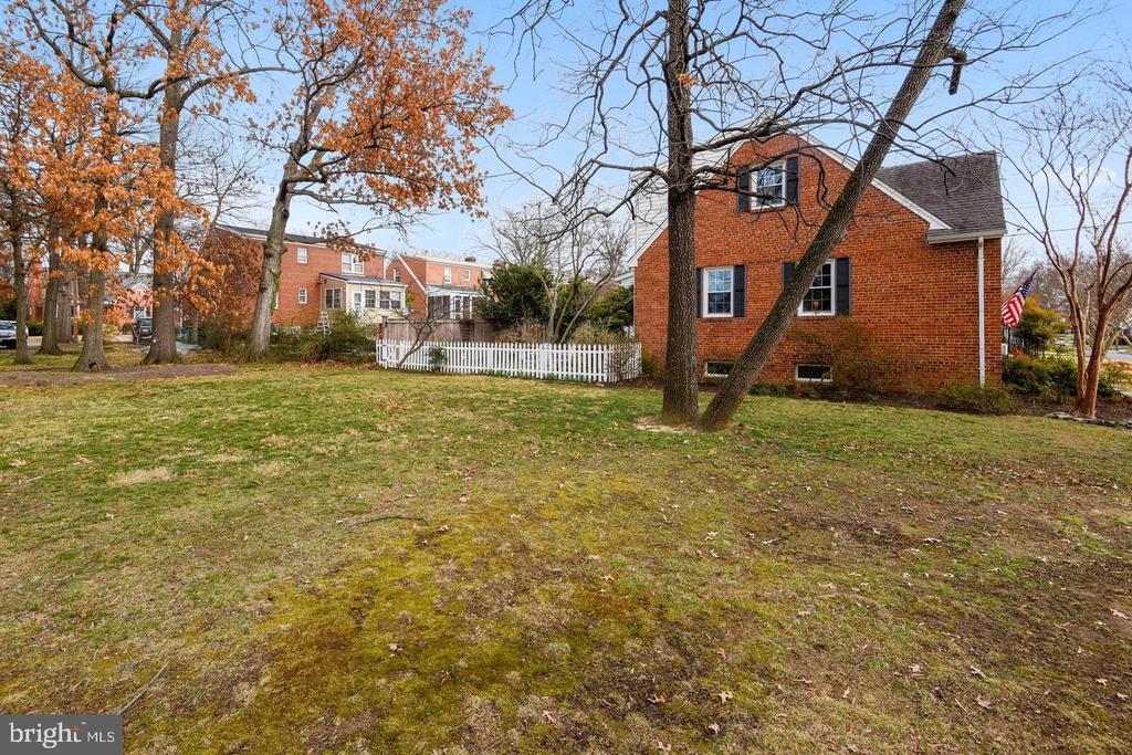 1727 OAKCREST DRIVE