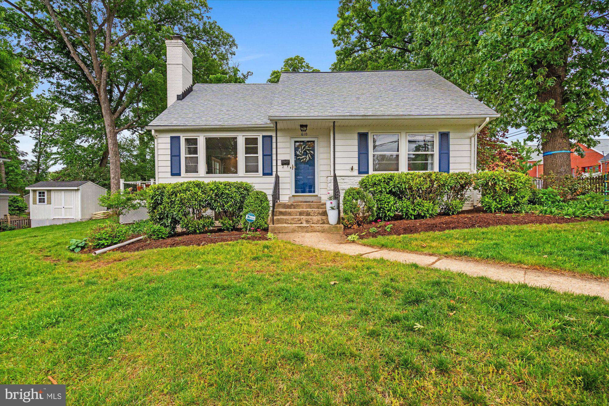 610 CRESTWOOD DRIVE