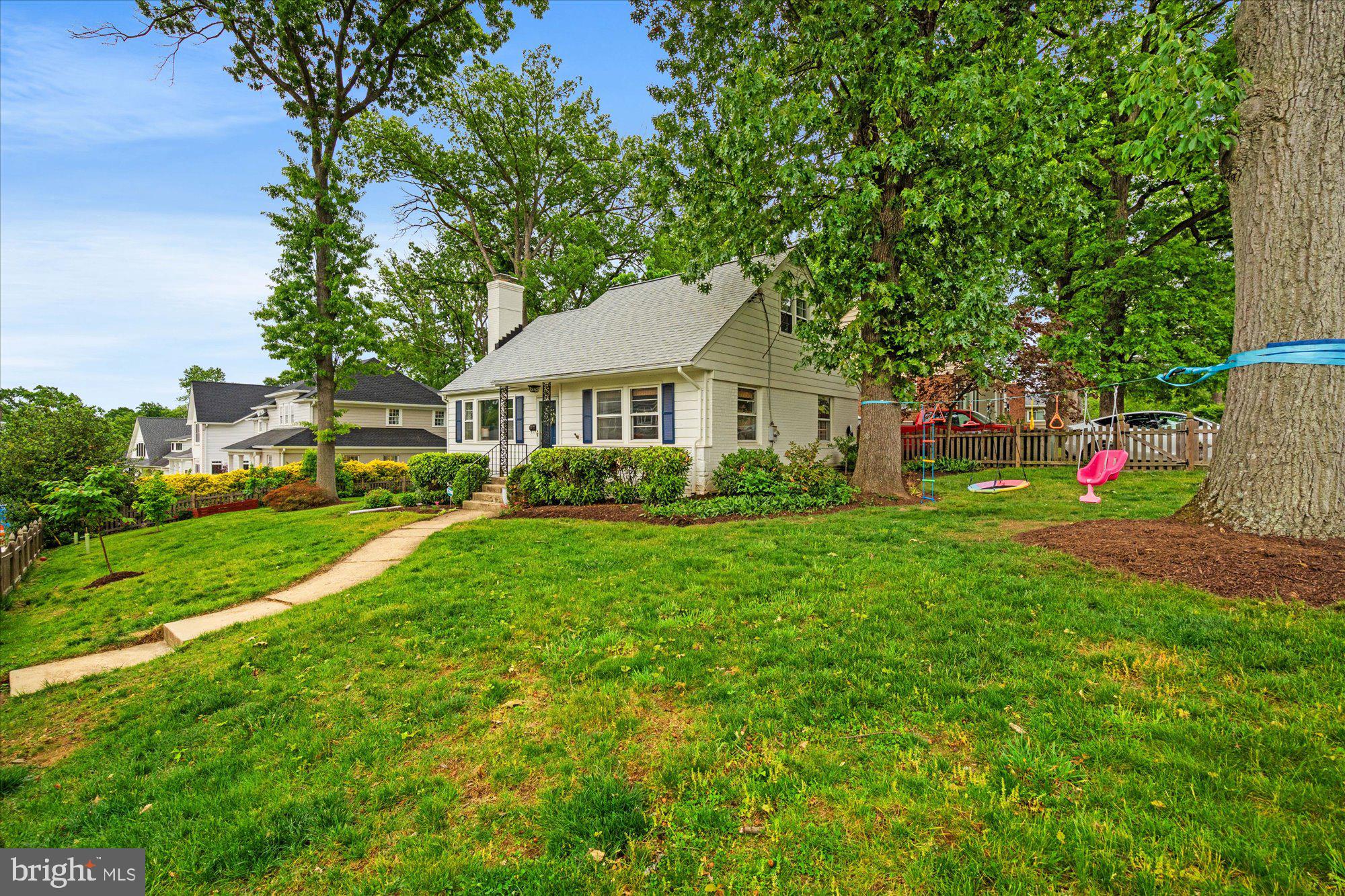 610 CRESTWOOD DRIVE