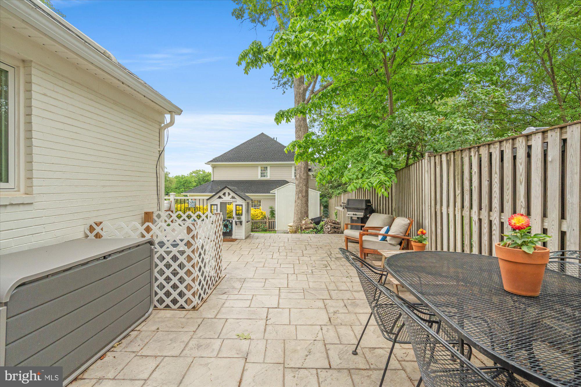 610 CRESTWOOD DRIVE