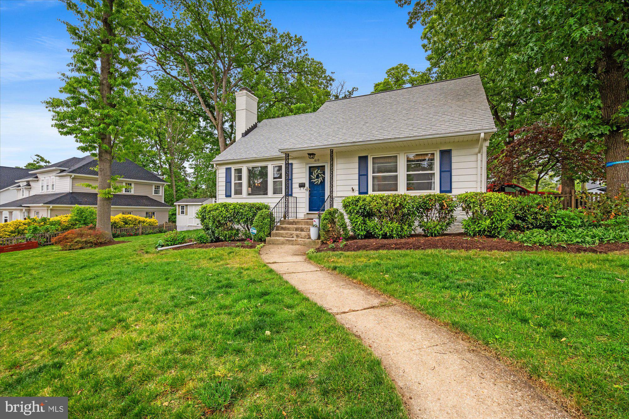 610 CRESTWOOD DRIVE