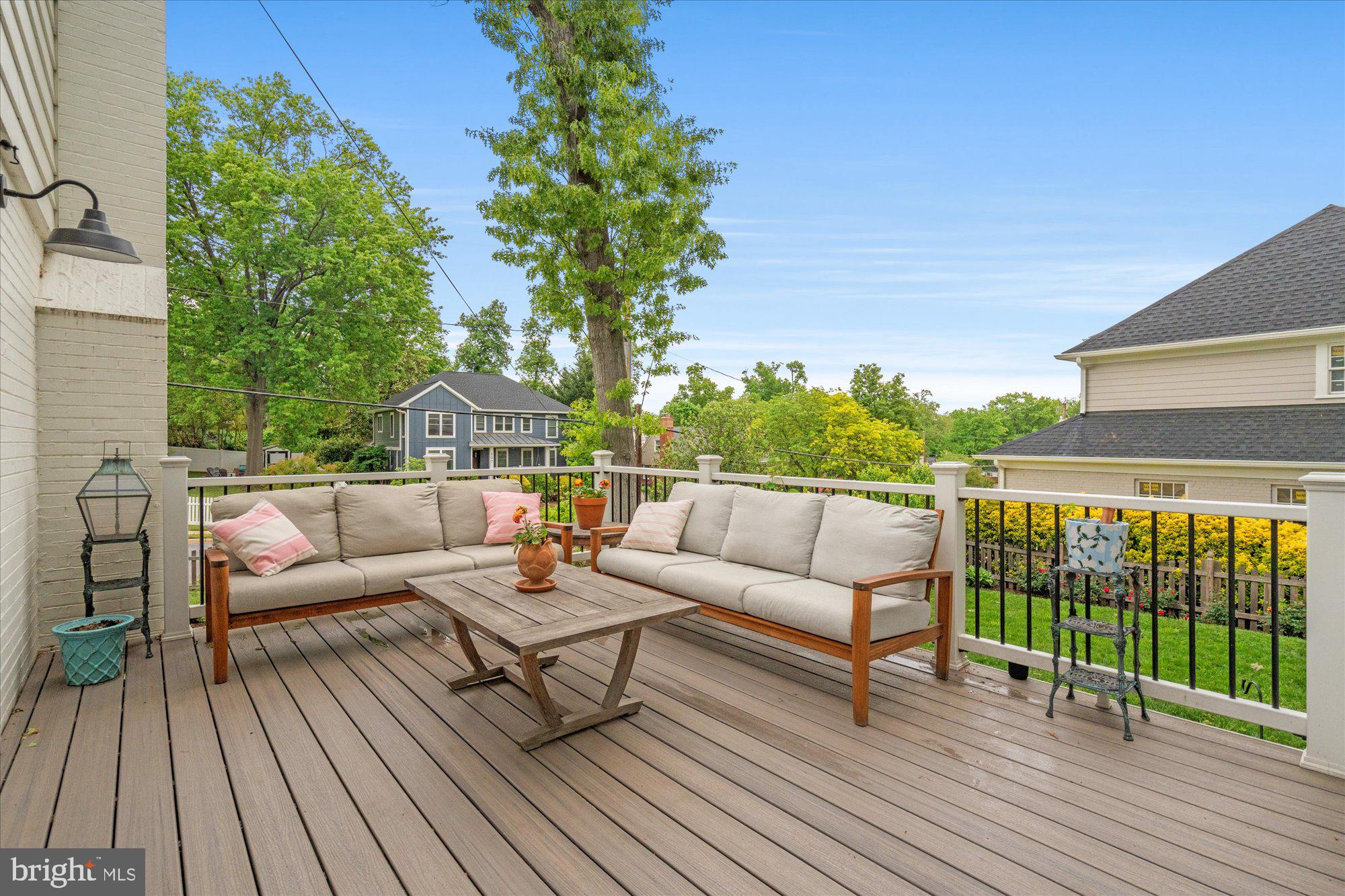 610 CRESTWOOD DRIVE