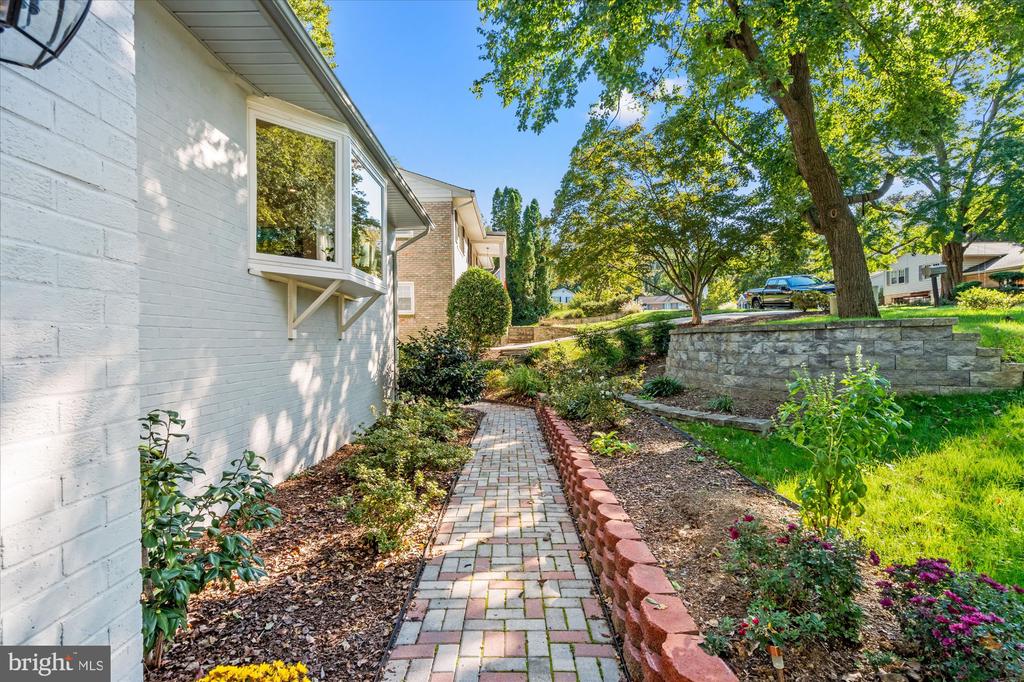 6123 BEECH TREE DRIVE
