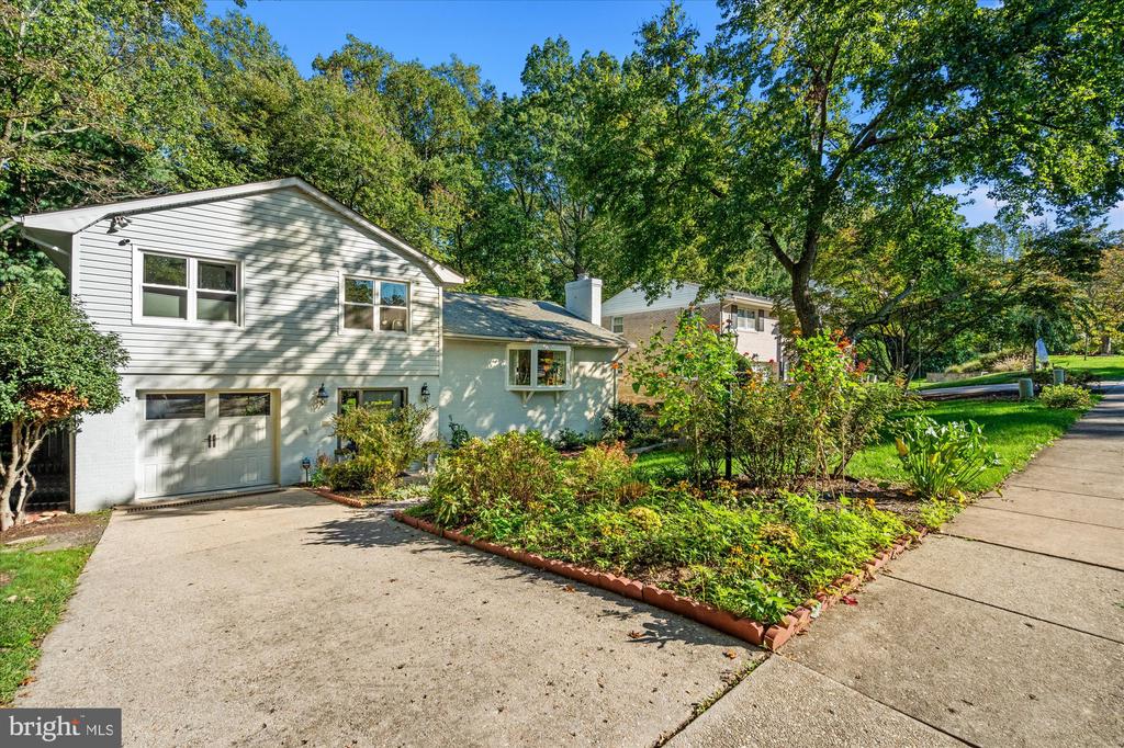 6123 BEECH TREE DRIVE