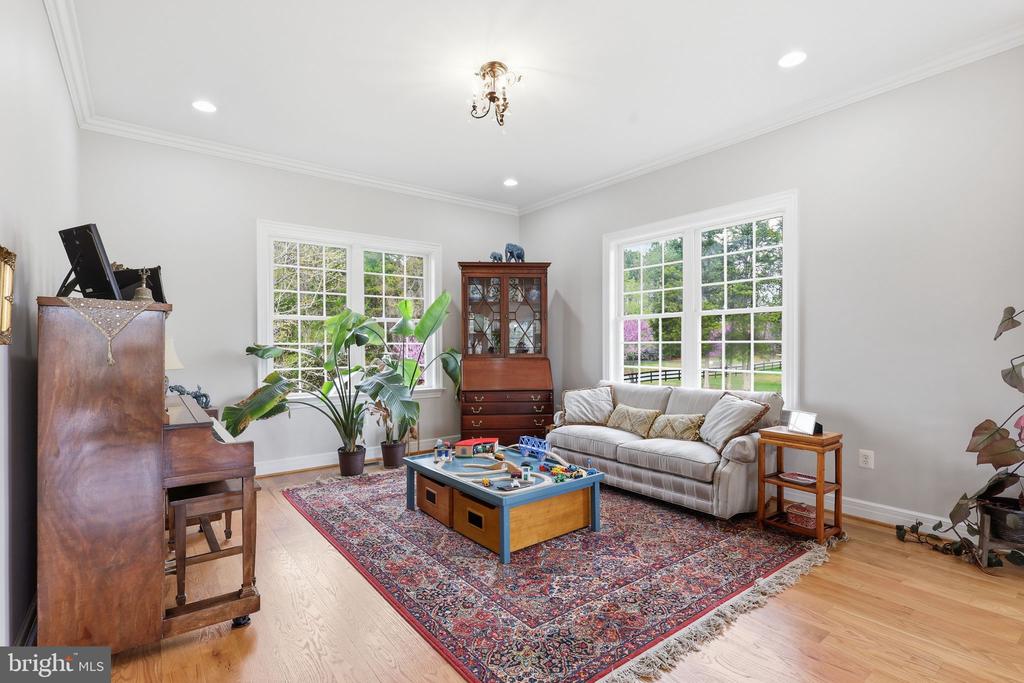 21 MERIDAN LANE