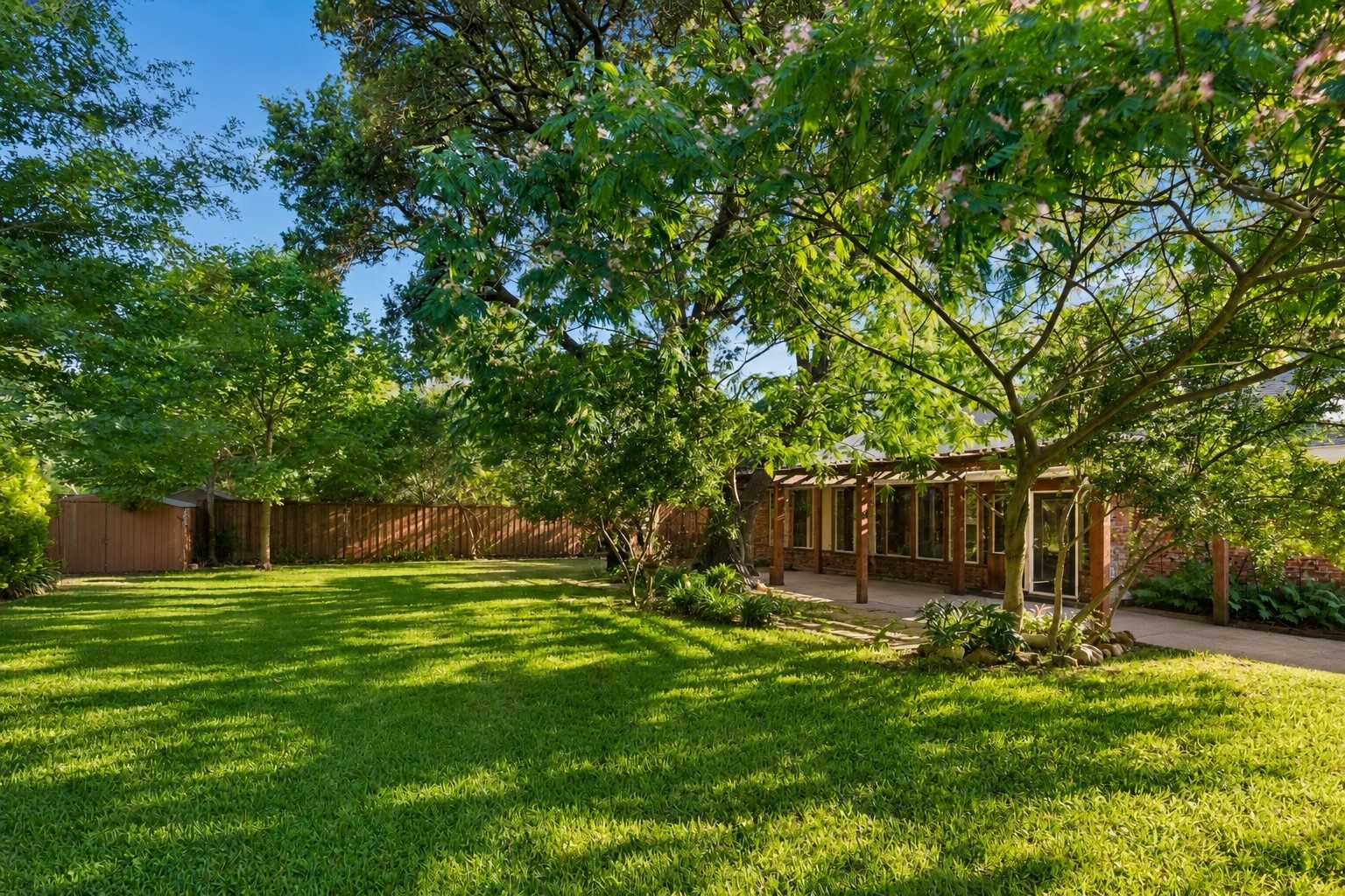 11122 Candlelight Lane