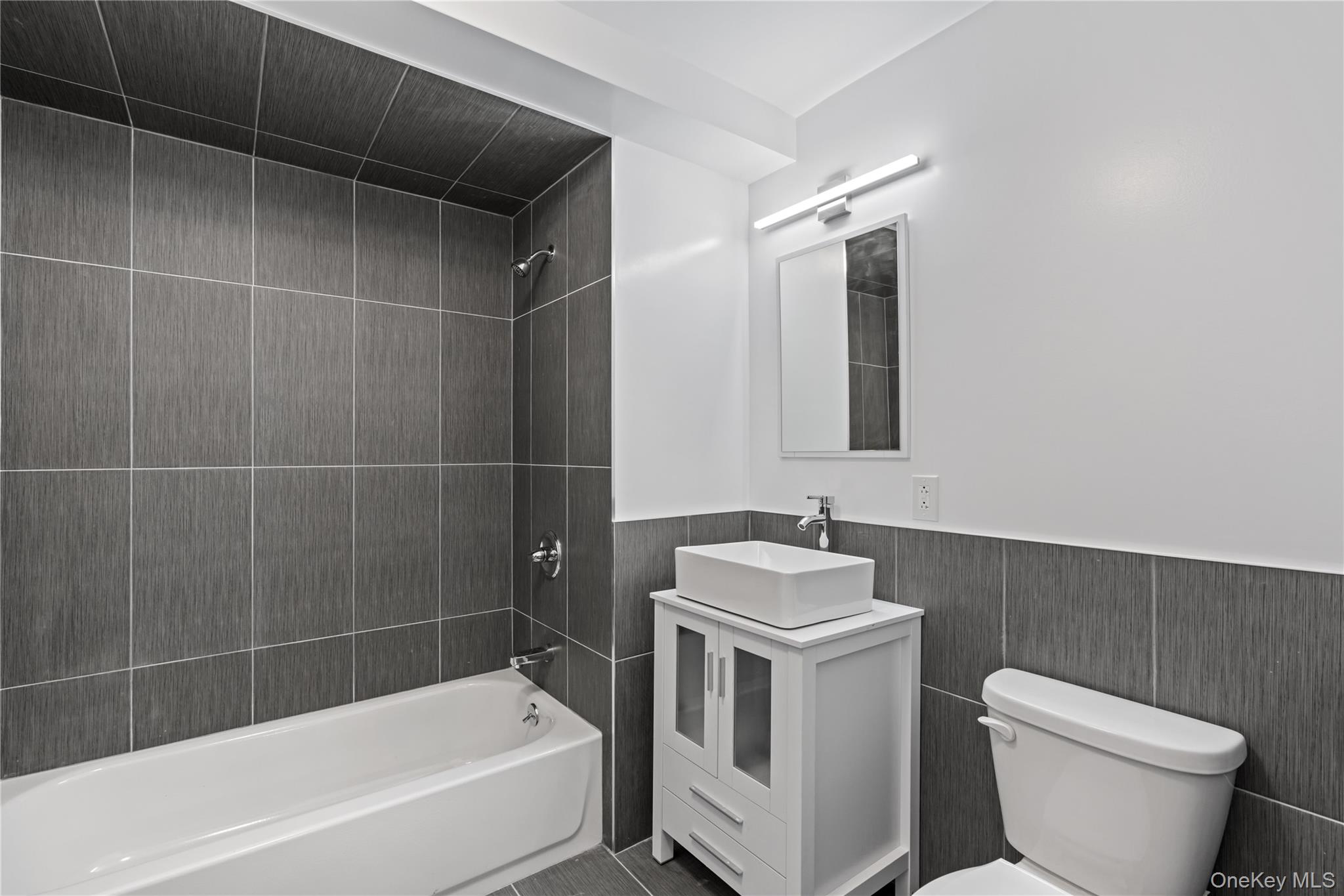 135 Wakefield Avenue Unit: 401