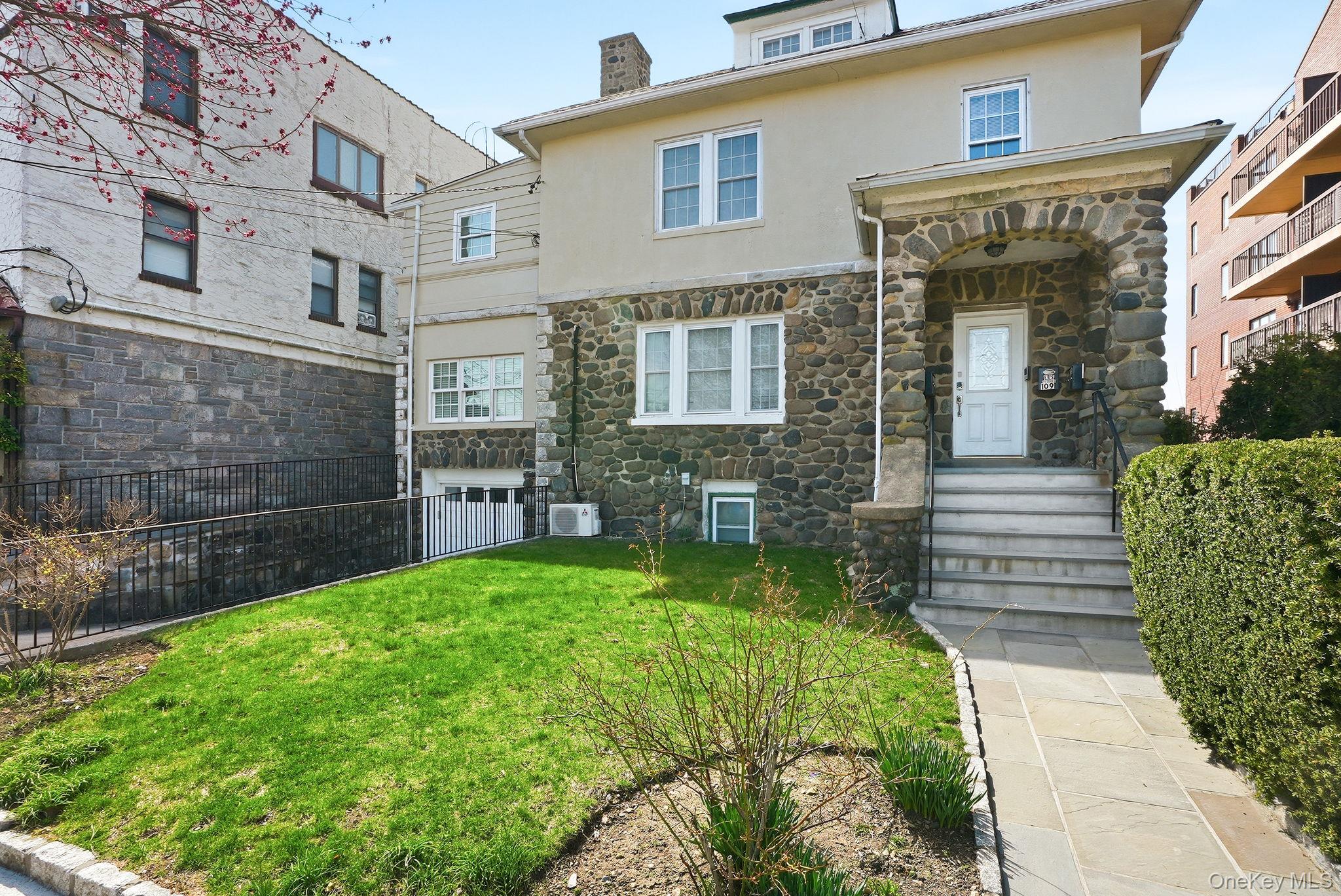 109 Hillside Place Unit: 2